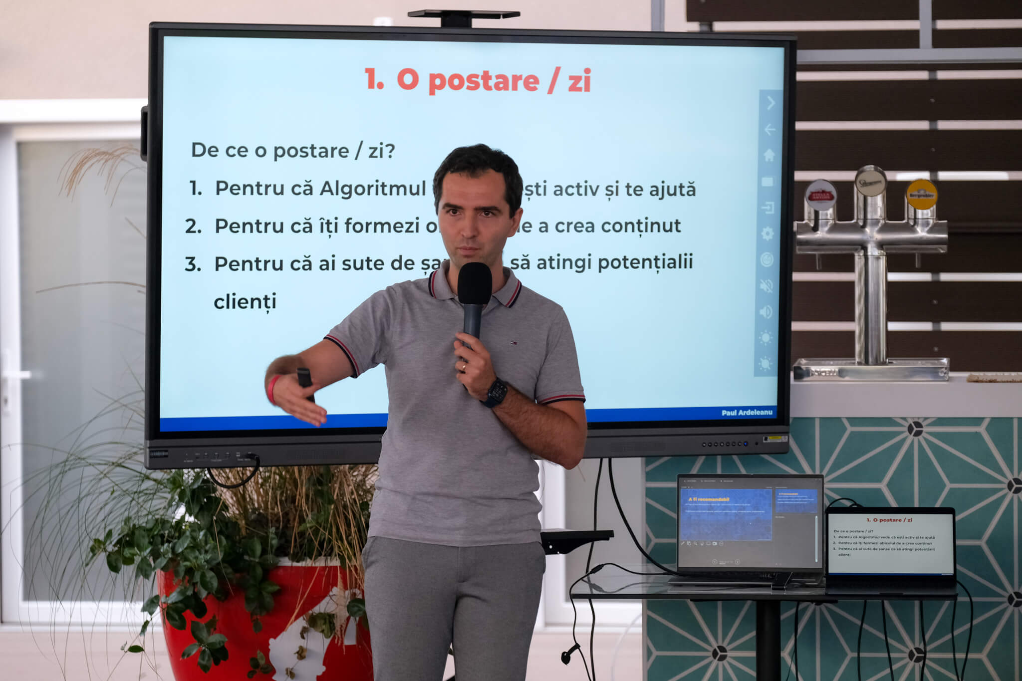 Un program susținut de Paul Ardeleanu, consultant marketing cu experiență: fondator Marketing Deck (agenția de marketing online nr. 1 pe Clutch), Marketer cu +1 Mil euro bugete de marketing gestionate și Creatorul cursului Algoritm cu +190 de absolvenți în acest moment.
